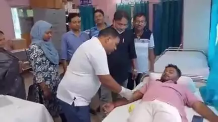 पाकुड़िया: सामुदायिक स्वास्थ्य केंद्र पाकुड़िया में रक्तदान शिविर आयोजित, कई कर्मियों ने किया रक्तदान