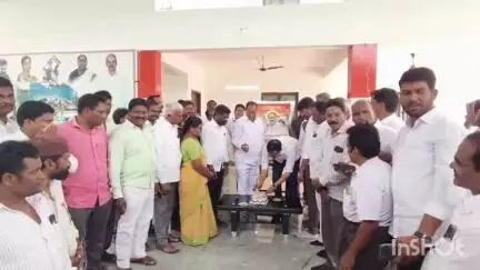 పరకాల పట్టణ కేంద్రంలోని ఎమ్మెల్యే క్యాంపు కార్యాలయం నందు టీపీసీసీ ప్రెసిడెంట్ జన్మదిన వేడుకల్లో పాల్గొన్న ఎమ్మెల్యే, ప