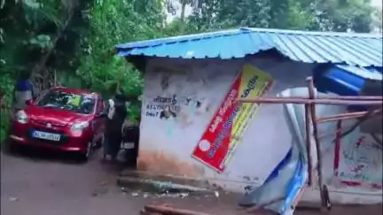 ഉടുമ്പൻചോല: ചിന്നക്കനാൽ ചെമ്പകത്തൊഴു കുടിയിൽ ചക്കകൊമ്പന്റെ ആക്രമണത്തിൽ റേഷൻ കട തകർന്നു