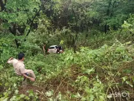 लांजा: वाकेड येथे कार वरील चालकाचे नियंत्रण सुटल्याने भरधाव वेगाने जाणारी कार कोसळली ७० ते ८० फूट दरीत
