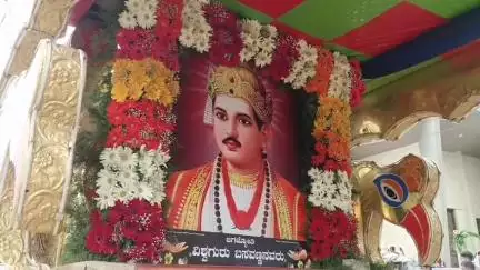 ಹೊಳಲ್ಕೆರೆ: ಪಟ್ಟಣದ ಸಂವಿಧಾನ ಸೌದದಲ್ಲಿ ಜಗಜ್ಯೋತಿ ಬಸವೇಶ್ವರ ಜಯಂತಿ