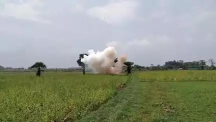লাভপুর: লাভপুরে হাতিয়া গ্ৰামে ব্যাগ ও বালতি ভর্তি উদ্ধার হওয়া তাজা বোমা গুলি শনিবার ওই গ্ৰামে নিষ্ক্রিয় করলো বোম্ব স্কোয়াড