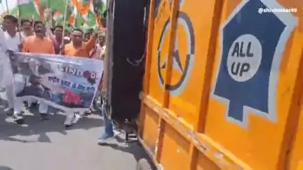 बीसलपुर। सैनिकों के पराक्रम अदम्य साहस और सम्मान में निकाली गई तिरंगा यात्रा किसान नेता देवस्वरूप पटेल ने किया नेतृत्व।