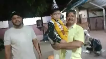 सोहागपुर: देवेंद्र मालवीय जी ने नाती श्रेयांश के जन्मदिन पर जरूरतमंदों के बीच केक काटकर,भोजन कराकर मनाई जन्मदिन की खुशी।