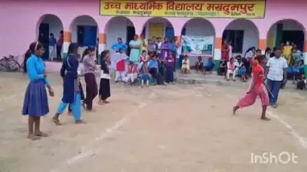 करायपरसुराय: मखदुमपुर में सीआरसी स्तरीय खेल प्रतियोगिता का आयोजन, विभिन्न खेलों में अब्बल छात्र-छात्राएं हुए पुरस्कृत