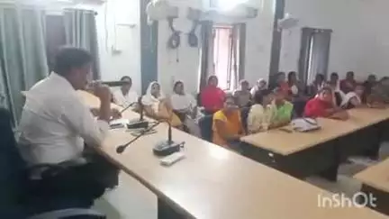 हसपुरा: हसपुरा ब्लॉक के सभाकक्ष में आयुष्मान कार्ड बनाने की तैयारी को लेकर बीडीओ ने बैठक की, जीवीका व आंगनबाड़ी सेविका शामिल हुए