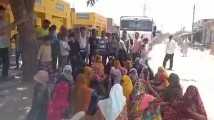 चौथ का बरवाड़ा: बजरी परिवहन को लेकर ईसरदा में ग्रामीणों का आंदोलन दूसरे दिन भी जारी, पुलिस व प्रशासनिक अधिकारी कर रहे समझाइश