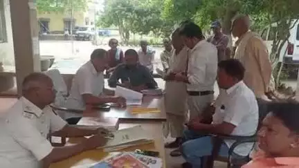 घोसी: घोसी थाना परिसर में अंचलाधिकारी द्वारा आयोजित जनता दरबार में तीन मामलों का निष्पादन