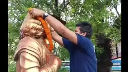 নওদা: নওদায় বিদ্রোহী কবি কাজী নজরুল ইসলামের জন্মজয়ন্তী উপলক্ষে নানা কর্মসূচির মধ্য দিয়ে শ্রদ্ধা জানালেন ব্লক তৃণমূল সভাপতি