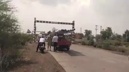 कुंभराज रेलवे फाटक पर ओवरब्रिज नहीं होने की बजेह से लगी रहती है लंबी कथारे वाहनों की