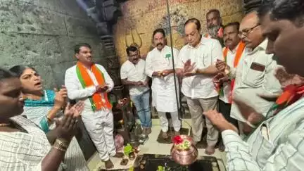फलटण: राजमाता अहिल्यादेवी होळकर यांचे कार्य अलौकिक : माजी खासदार रणजितसिंह नाईक निंबाळकर; फलटण येथे मंदिर स्वच्छता अभियान