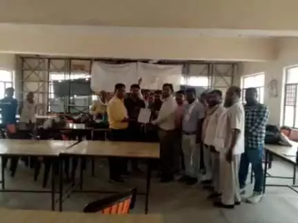 कोरांव: लेखपालों ने एसडीएम को दिया मांग पत्र, आरोपी के खिलाफ प्राथमिकी दर्ज न होने से हैं नाराज