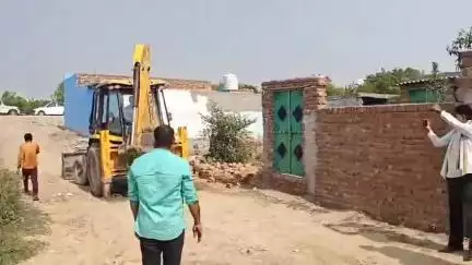 नोएडा:-हिंडन नदी के डूब इलाके में चला बुलडोज़र, डीएम के निर्देश पर डूब इलाके मे चला बुलडोज़र।
#noida #news