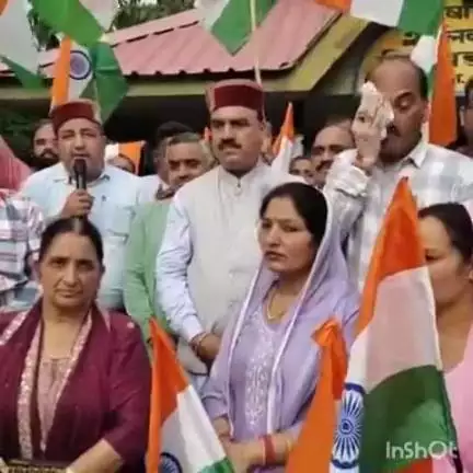 ढटवाल: ढटवाल BJP मंडल ने बिझड़ी बाजार में तिरंगा यात्रा निकाली, जिला भाजपा अध्यक्ष राकेश ठाकुर ने की अगुवाई
