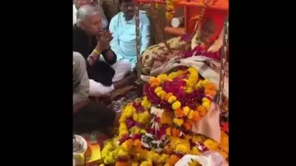 હળવદ: હળવદના ચરાડવા ગામ ખાતે બ્રહ્મલીન થયેલા પૂજ્ય દયાનંદગીરી બાપુને મહાકાળી આશ્રમ ખાતે સમાધિ અપાઇ...
