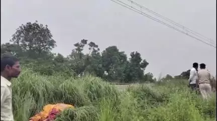 जाले: सीतामढ़ी रेल खंड के गढ़ी और जोगियारा के बीच रेलवे लाइन के पास मिली एक अज्ञात महिला का शव