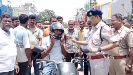 মিনাখাঁ: সেফ লাইভ সেভ ড্রাইভ প্রকল্পের মধ্য দিয়ে মালঞ্চ ট্র্যাফিক পুলিশের উদ্যোগে বিতরণ করা হল হেলমেট