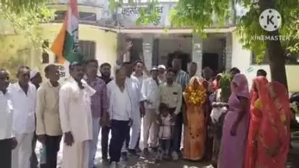 आसपुर: पंचायती राज उपचुनाव को लेकर वार्ड-6 से वर्षा मीणा ने आसपुर में दाखिल किया नामांकन, कांग्रेस नेताओं ने किया समर्थन