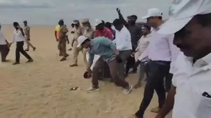 பொன்னேரி: மெரினாவை போல் பழவேற்காடு கடற்கரையை இயந்திரங்கள் மூலம் சுத்தம் செய்யப்படும்- பழவேற்காட்டில்  ஆட்சியர் பிரதாப் பேச்சு