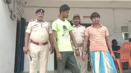 कोढ़ा: दानीपुर गांव में शराब पीकर हंगामा करने के आरोप में रौतारा पुलिस ने दो लोगों को गिरफ्तार किया
