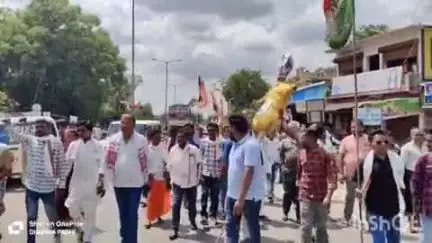 भानपुरी चौक में कांग्रेसियों ने अवैध रेत परिवहन को लेकर पूर्व विधायक के नेतृत्व में वन मंत्री का किया पुतला दहन