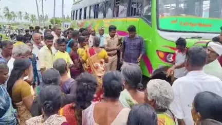 சின்ன சேலம்: தோட்டப்பாடியில் தனியார் பேருந்தும் இருசக்கர வாகனமும் நேருக்கு நேர் மோதிக்கொண்ட விபத்தில் தனியார் பள்ளி பேருந்து ஓட்டுனர் உயிரிழப்பு