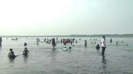 ઝઘડિયા: પાણેથા નર્મદા કાંઠે સ્નાન કરવા સહેલાણીઓ  ઉમટી રહ્યા છે .પ્રવાસન સ્થળ તરીકે વિકસાવવામાં આવી તેવી લોક માંગ.