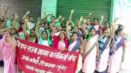 टेटिया बम्बर: आशा कर्मियों ने हड़ताल के अंतिम दिन CHC टेटिया में ओपीडी सेवा बाधित की, आयुष्मान कार्ड बनाने में सहयोग नहीं करेंगी
