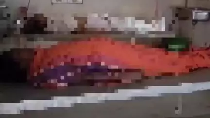 কাটোয়া ১: মঙ্গলকোটের পালপাড়া এলাকায় গলায় ফাঁস দিয়ে আত্মঘাতী এক মহিলা, কাটোয়া হসপিটালে হল ময়নাতদন্ত