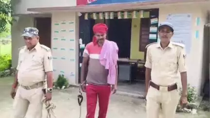हसनगंज: देवनाथपुर थेगूवा गांव से शराब कांड में फरार एक अभियुक्त को पुलिस ने किया गिरफ्तार