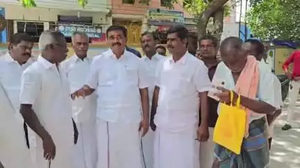 விளாத்திகுளம்: ஊராட்சி ஒன்றிய தொடக்கப்பள்ளியில் முதல்வரின் விரிவான மருத்துவ காப்பீடு  அட்டை வழங்கும் முகாமை MLA துவக்கி வைத்தார்
