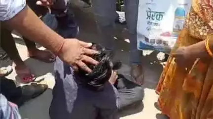 मोदनगंज: घोसी बाजार में महिला से मोबाइल छीनकर भाग रहे नाबालिग को ग्रामीणों ने पकड़ा