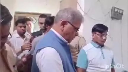 डिबाई: तूफान की चपेट में आकर जान गंवाने वाले परिजनों को डिबाई में योगी के मंत्री ने सौंपा चेक