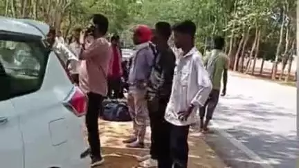 पालकोट: गुमला-पालकोट रोड पर कार और बाइक की टक्कर, तीन लोग घायल