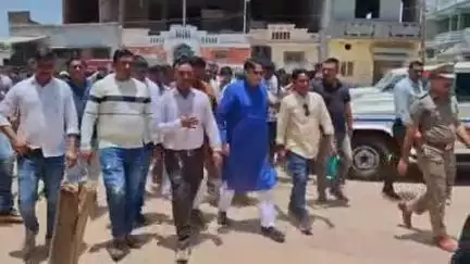 સરસ્વતી: ભીલવણ ગામે લગ્નમાં ડીજે વગાડવા મામલે થયેલા અત્યાચારને લઈ કેબિનેટ મંત્રી બળવંતસિંહ રાજપૂતે ગામની મુલાકાત લીધી
