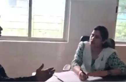 तोपचांची: गोमो: जीतपुर स्वास्थ्य केंद्र में डॉक्टर नहीं रहने से ग्रामीण परेशान, जीप सदस्य प्रतिनिधि ने की शिकायत