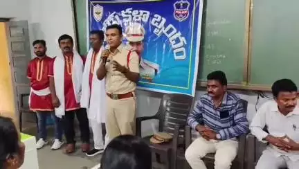 నేరేడుచర్ల: యువతను మాదక ద్రవ్యాల ఉచ్చులో నుంచి కాపాడటానికి ఉపాధ్యాయులు కీలకపాత్ర పోషించాలి: నేరేడుచర్ల ఎస్సై రవీందర్