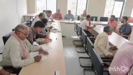 कलेर: कलेर में आयुष्मान कार्ड निर्माण को लेकर बीडीओ मनोज कुमार की अध्यक्षता में डीलरों व पैक्स अध्यक्षों की बैठक आयोजित