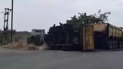 बलौदा: कोयला से भरा ट्रेलर वाहन अनियंत्रित होकर पलटा, ड्राइवर बाल-बाल बचा, बलौदा के बूचीहरदी गांव का मामला