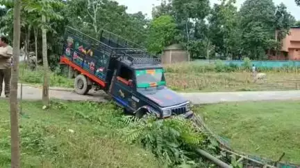ফালাকাটা: নিয়ন্ত্রণ হারিয়ে রাস্তার পাশের নয়ানজুলিতে পড়ে গেল  পিকআপ ভ্যান, ঘটনাটি ঘটেছে   জটেশ্বরের কাজলি হল্ট এলাকায়