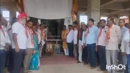 भिवापूर: तालुका खरेदी विक्री संस्थेचा निवडणूकीत भाजपा समर्थीत पॅनलच्या निवडणूक प्रचाराला भिमादेवी मंदीरात नारळ फोडून केली सुरुवात