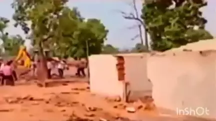 रामानुजगंज: चिमरा गांव में अतिक्रमण के मामले में प्रशासन की टीम ने की बुलडोजर कार्रवाई