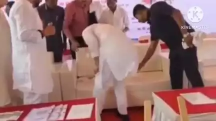 जुन्नर: नारायणगाव येथील एका कार्यक्रमात अजित पवारांनी स्वतःच्या हातानं पुसला सोफा, व्हिडीओ व्हायरल