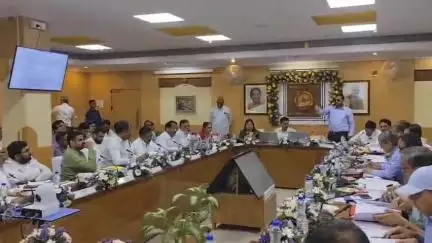 कळवण: कोविड काळात बंद पडलेल्या रेल्वे त्वरित सुरू करा खासदार भगरे यांनी नाशिक येथे रेल्वे प्रशासनाला आढावा बैठकीत केल्या सूचना