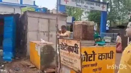 निवास: SDM और पुलिस बल की मौजूदगी में निवास में बुलडोजर की मदद से हटाए गए अतिक्रमण