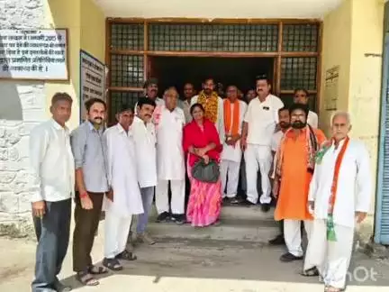 गनाेड़ा: घाटोल पंचायत समिति के वार्ड नंबर-1 में उपचुनाव को लेकर भाजपा प्रत्याशी कीर्तिश भोई ने दाखिल किया नामांकन