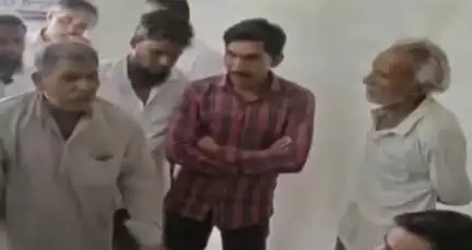 इछावर: इछावर में बिजली विभाग में कार्यरत आउटसोर्स कर्मचारी को हटाया गया, कर्मचारियों ने महाप्रबंधक को दिया ज्ञापन