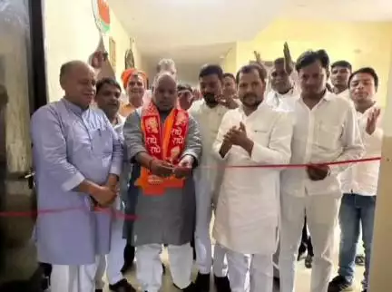 राजातालाब: रोहनिया में बीजेपी क्षेत्रीय कार्यालय में लगी प्रदर्शनी, जिसका उद्घाटन बीजेपी एमएलसी ने किया