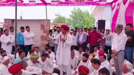 सिकराय: सिकंदरा में गुर्जर आंदोलन की बरसी पर श्रद्धांजलि सभा में स्मारक पर जुटे लोग अर्पित कर रहे पुष्पांजलि