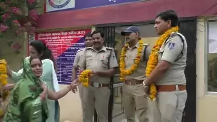 नागदा: नागदा में सर्व महिला मंडल ने पुलिस का स्वागत किया